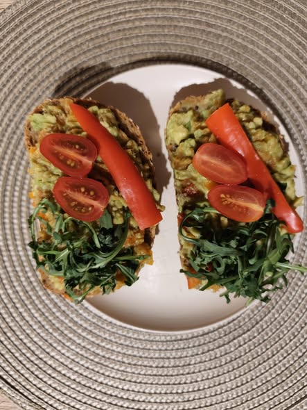 Celozrnný chlebíček s avokádovo- lososovým,,tatarákem"🥑🫑🐟 Zralé avokádo, uzený losos v nálevu, červená paprika Na ozdobu rukola, paprika, cherry rajčátka Avokádo rozkrojím vyndám pecku a vydlabu ze slupky do misky, nakrájím na malé kousky červenou papriku, nakrájím uzeného lososa na drobné kousky a vše promíchám nedávám žádné koření ani sůl, losos je slaný dost je ve slaném nálevu, namažu na chlebík a ozdobím rukolou, paprikou a rajčetem😁 Energie: ≈ 300–330 kcal Bílkoviny: ≈ 15–18 g Tuky: ≈ 18–20 g (z toho převážně zdravé tuky z avokáda 🥑) Sacharidy celkem: ≈ 22–25 g z toho cukry: ≈ 2–3 g Vláknina: ≈ 7–9 g Čisté sacharidy (net carbs): ≈ 14–16 g Sůl: spíš vyšší (kvůli lososu v nálevu)