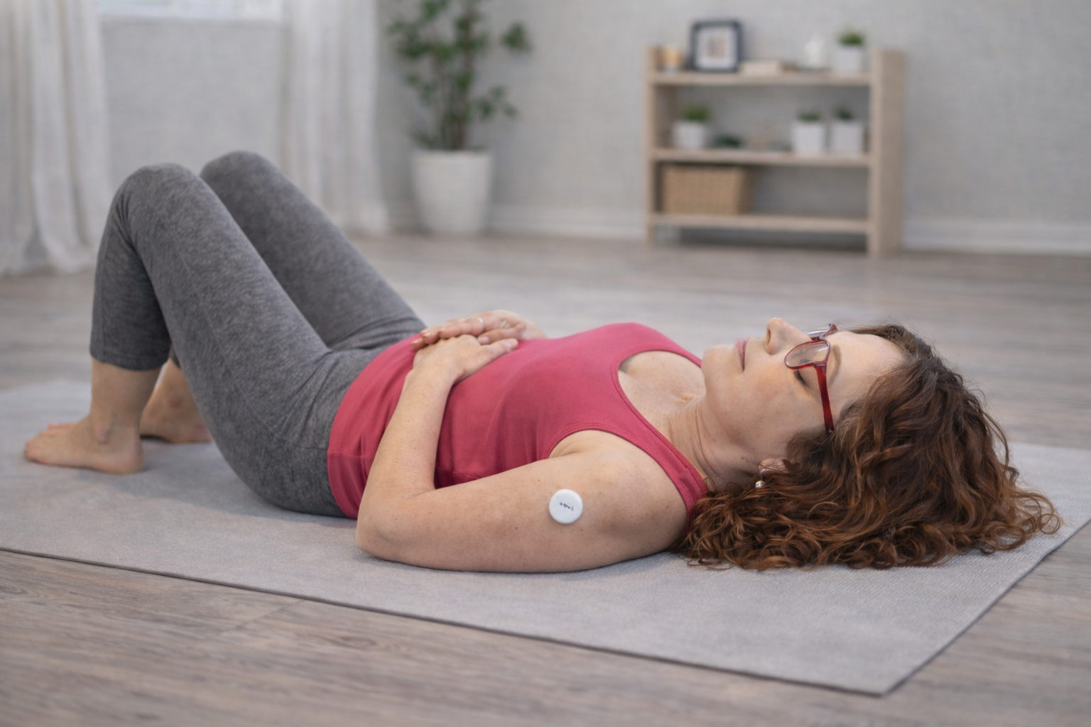 17–20 minuta: Lež a dýchej  Ruce na břiše. Nádech 4 – výdech 6. Neřeš výkon, jen dovol tělu odpočinout.